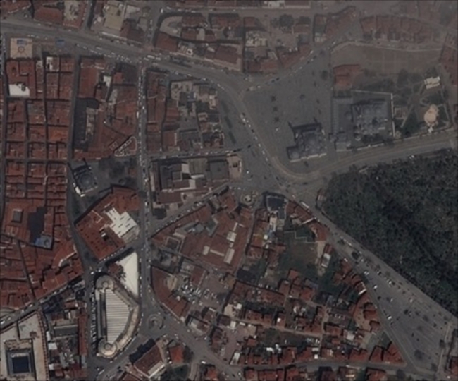 Koronavirüs sonrası boş kalan meydanlar uzaydan görüntülendi